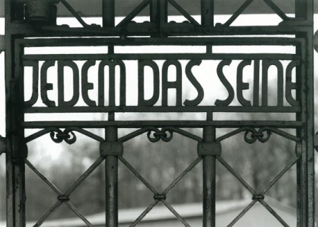 A inscrição, na entrada do campo de Buchenwald, significa 